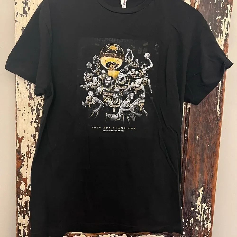 Los Angeles Lakers 2020 NBA Champions T-shirt. Size L.